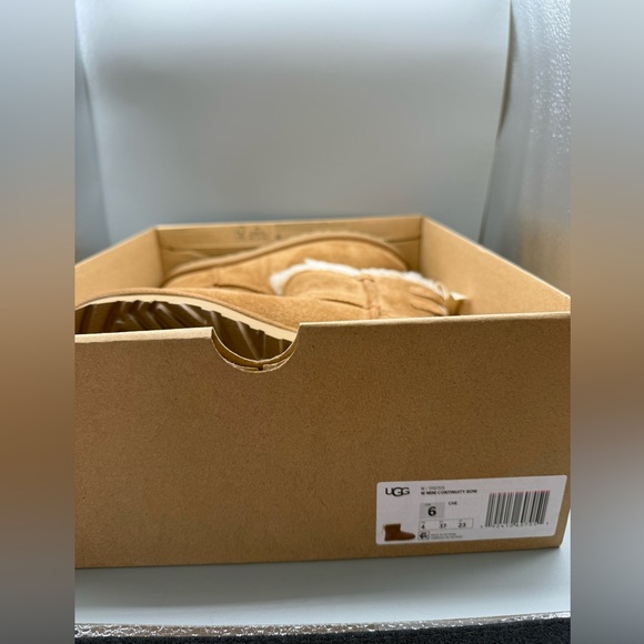 UGG Mini Continuity Bow Boot/Chestnut W/Ivory Ribbon Bow/ NIB - Picture 4 of 10